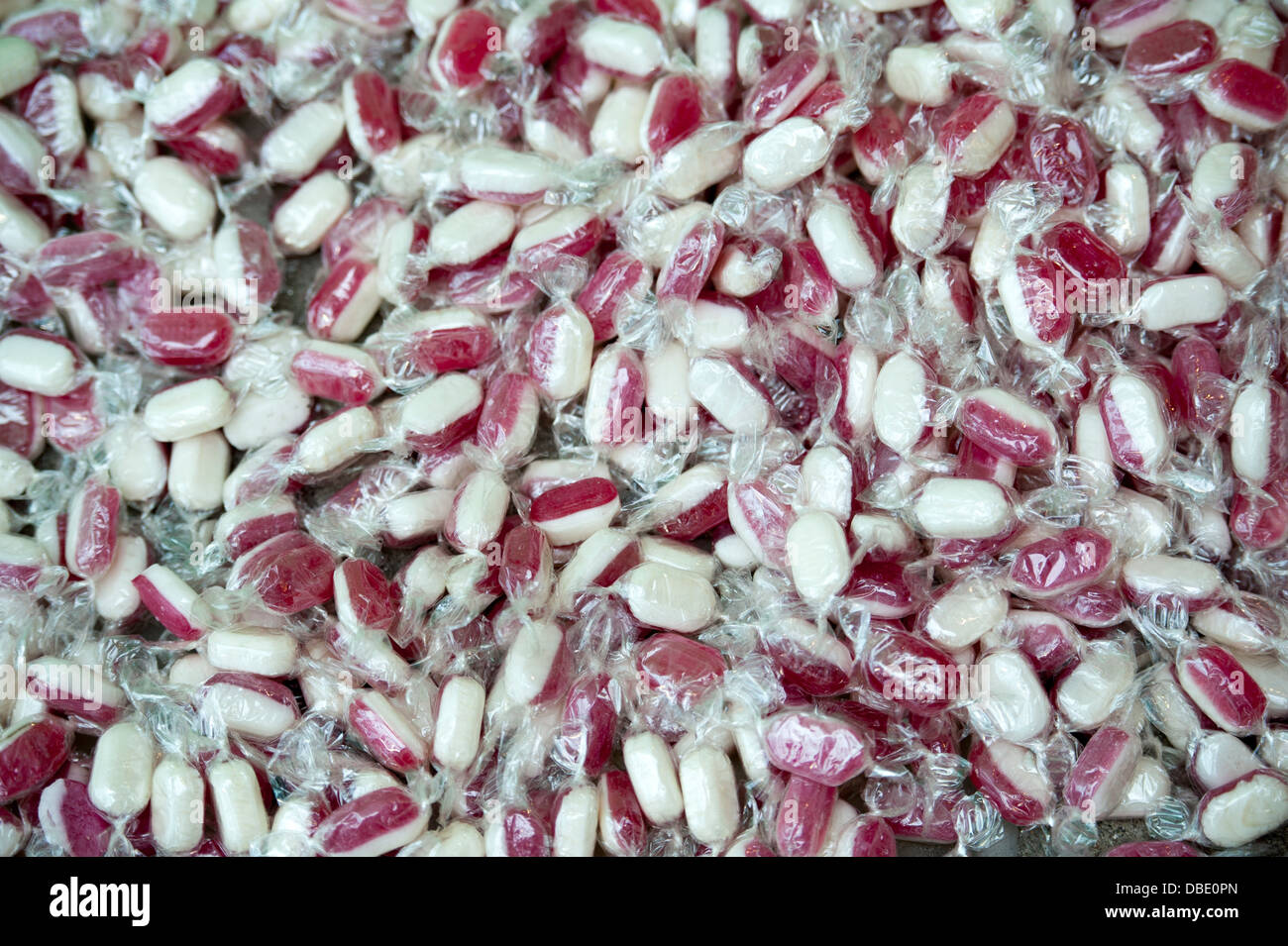 viele rosa und weißen gekochten Süßigkeiten oder Süßigkeiten in Verpackungen Stockfoto