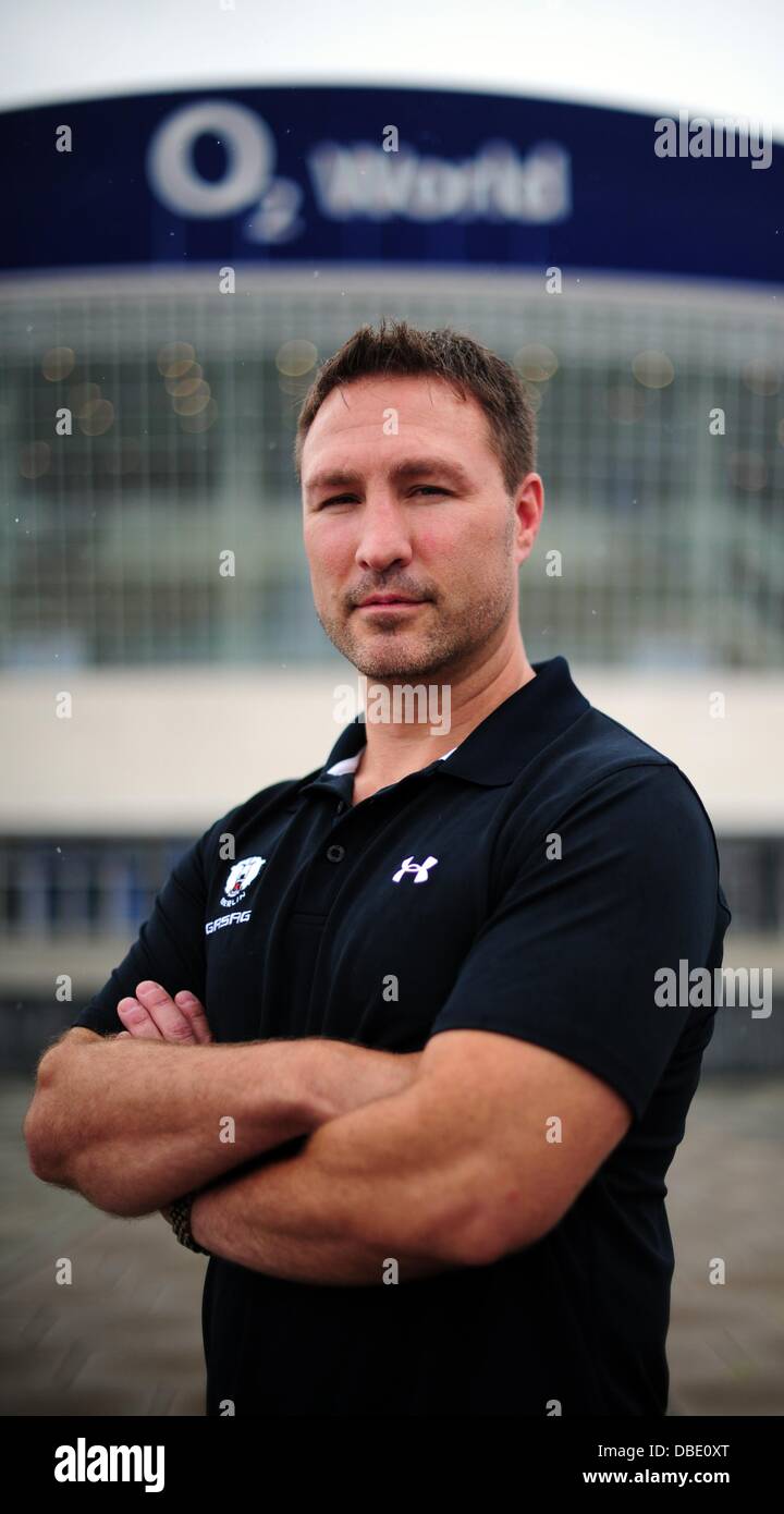 Neuer Kopf Coch des Deutschen Eishockey-Teams Eisbären Berlin (Eisbaeren Berlin), Jeff Tomlinson ist vor Mehrzweck Veranstaltungshalle O2 World in Berlin, 29. Juli 2013 abgebildet. Foto: DANIEL REINHARDT Stockfoto