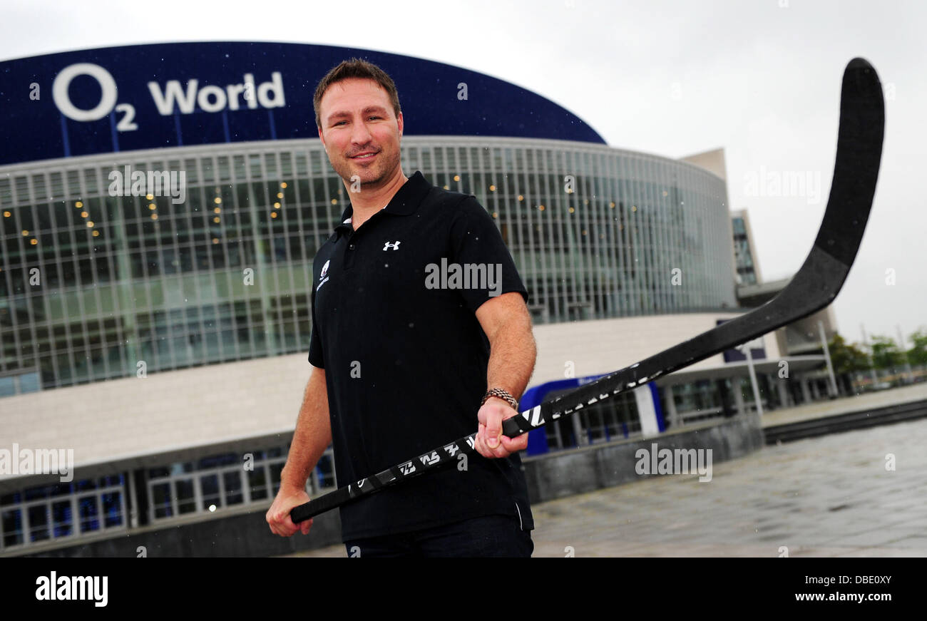 Neuer Kopf Coch des Deutschen Eishockey-Teams Eisbären Berlin (Eisbaeren Berlin), Jeff Tomlinson, hält einen Eishockey-Stick vor Mehrzweck Veranstaltungshalle O2 World in Berlin, 29. Juli 2013. Foto: DANIEL REINHARDT Stockfoto