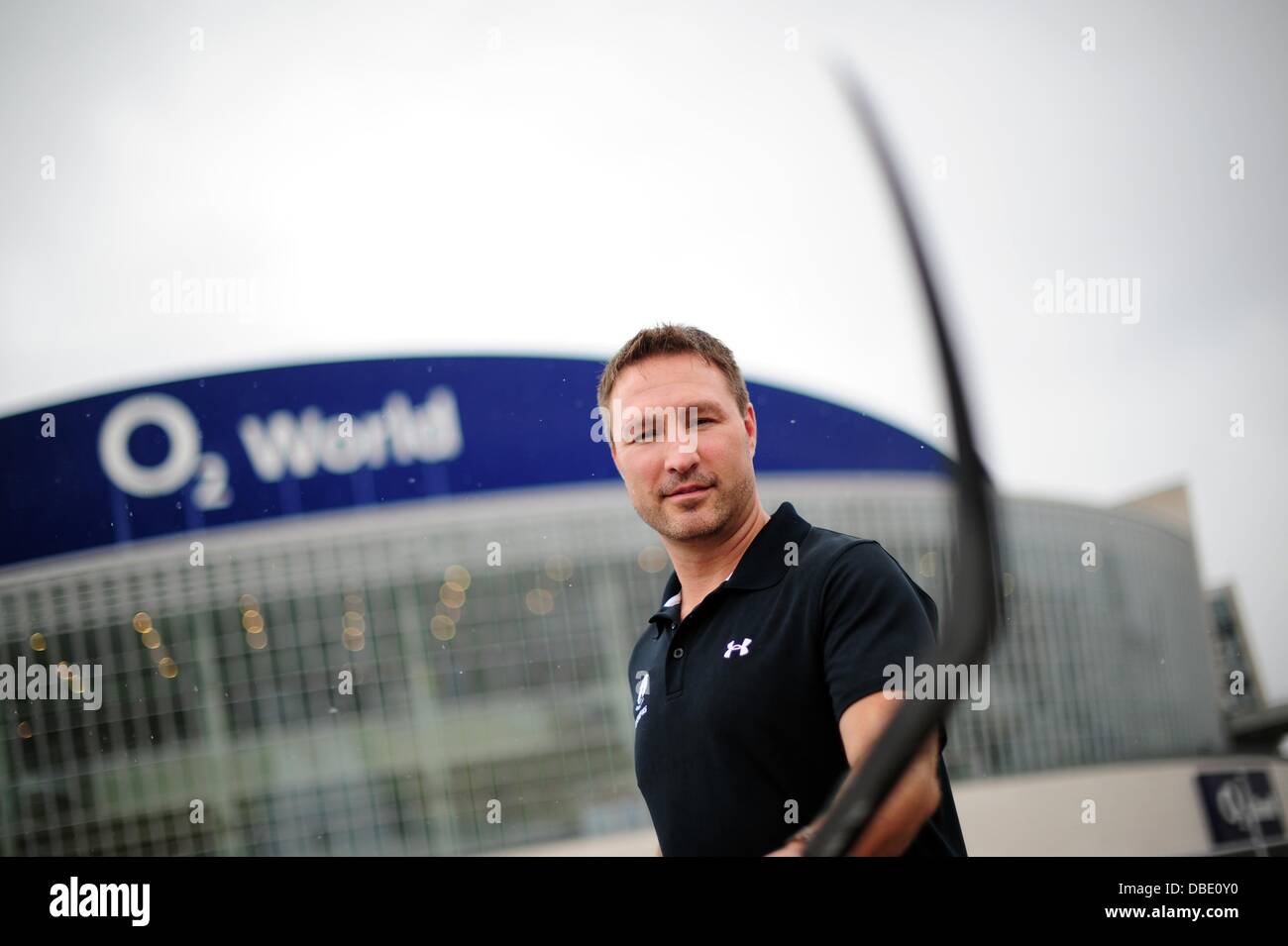 Neuer Kopf Coch des Deutschen Eishockey-Teams Eisbären Berlin (Eisbaeren Berlin), Jeff Tomlinson, hält einen Eishockey-Stick vor Mehrzweck Veranstaltungshalle O2 World in Berlin, 29. Juli 2013. Foto: DANIEL REINHARDT Stockfoto
