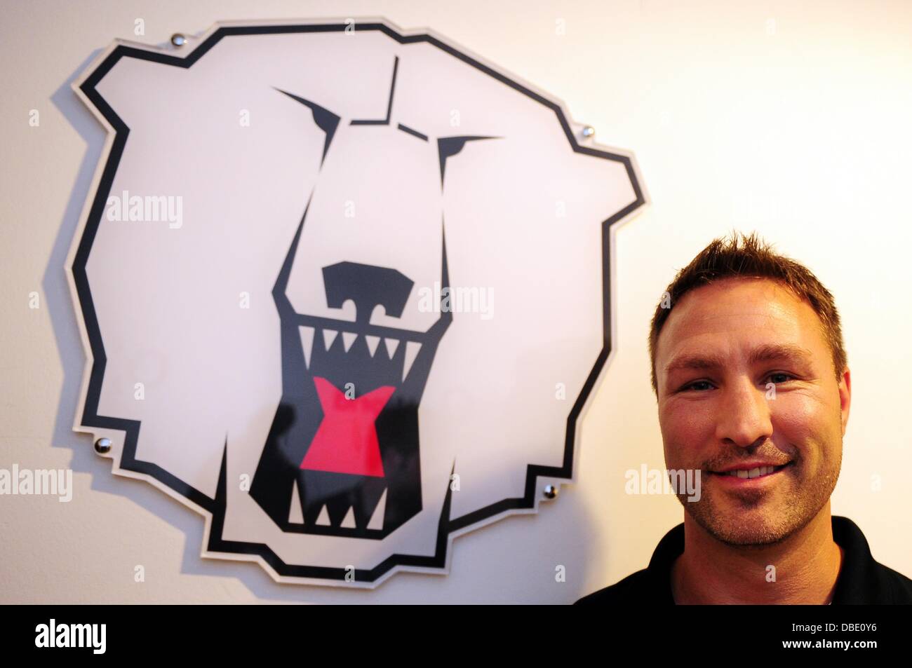 Neuer Kopf Coch des Deutschen Eishockey-Teams Eisbären Berlin (Eisbaeren Berlin), Jeff Tomlinson, steht neben dem Logo der Eisbären Berlin in Multi-Use indoor Arena O2 World in Berlin, 29. Juli 2013. Foto: DANIEL REINHARDT Stockfoto