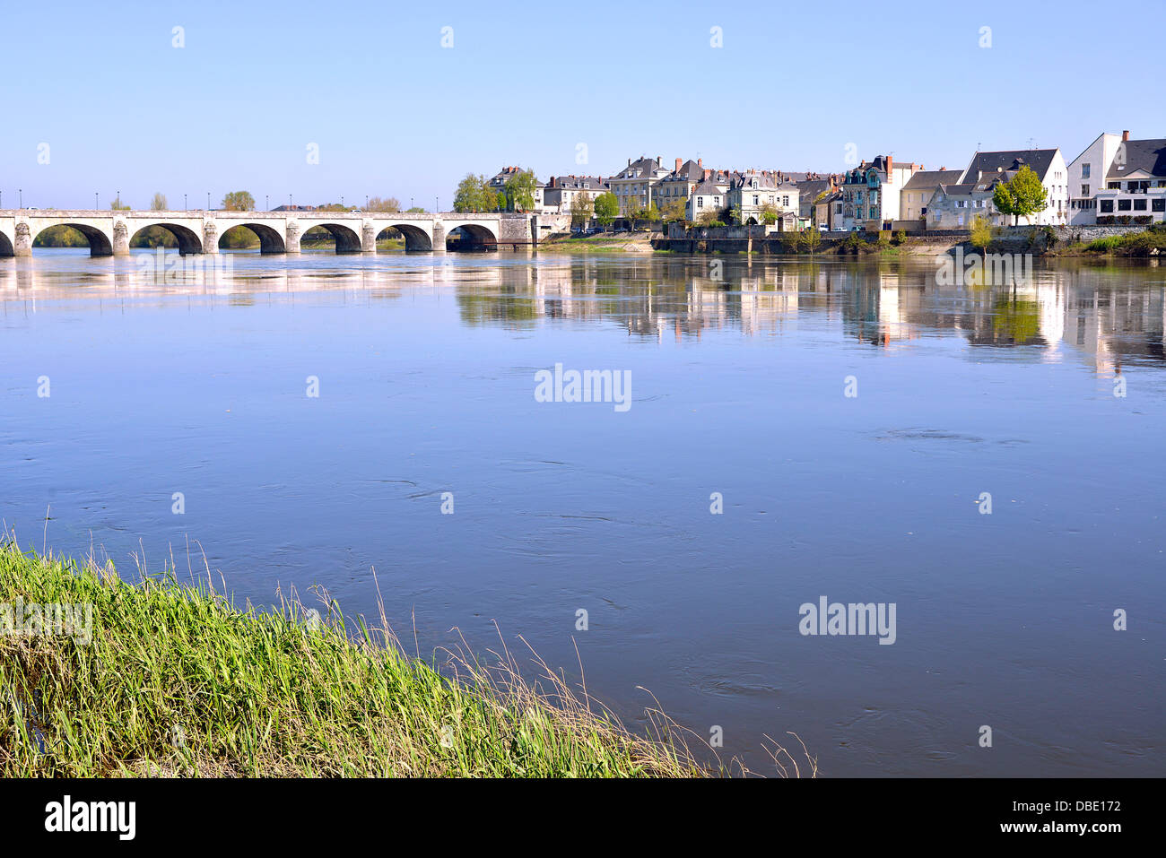 Die Ufer der Loire bei Saumur, Gemeinde im Département Maine-et-Loire, Region Pays De La Loire in Westfrankreich. Stockfoto