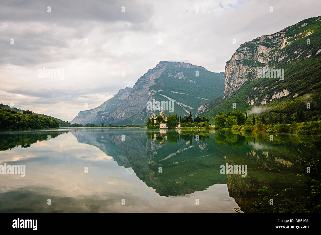 Das mittelalterliche Schloss Toblino reflektiert in den ruhigen Gewässern der Toblino-See. Trentino, Italien Stockfoto