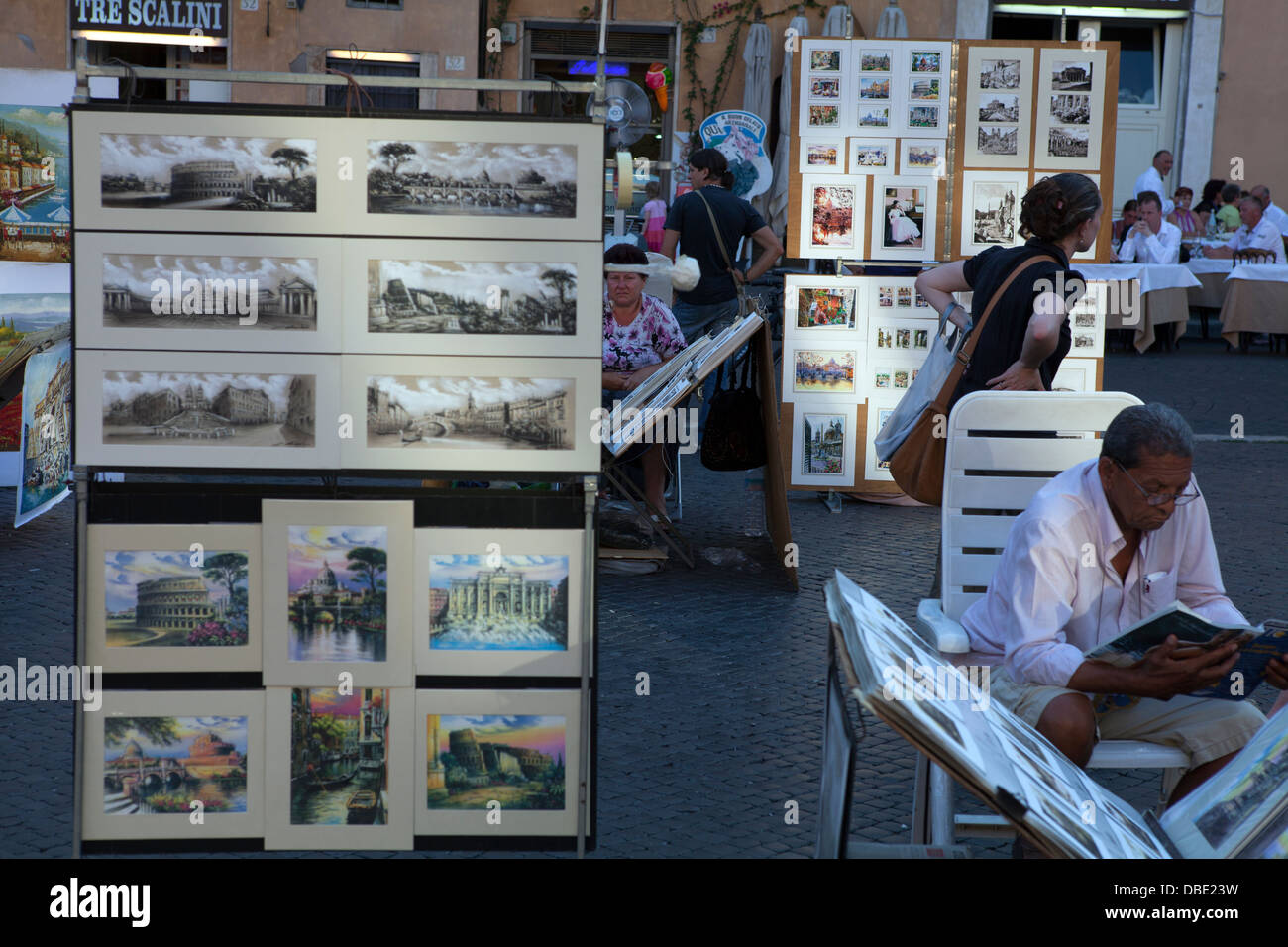 Touristen auf der Suche nach fotografischen oder bildliche arbeitet auf der Piazza Navona. Stockfoto