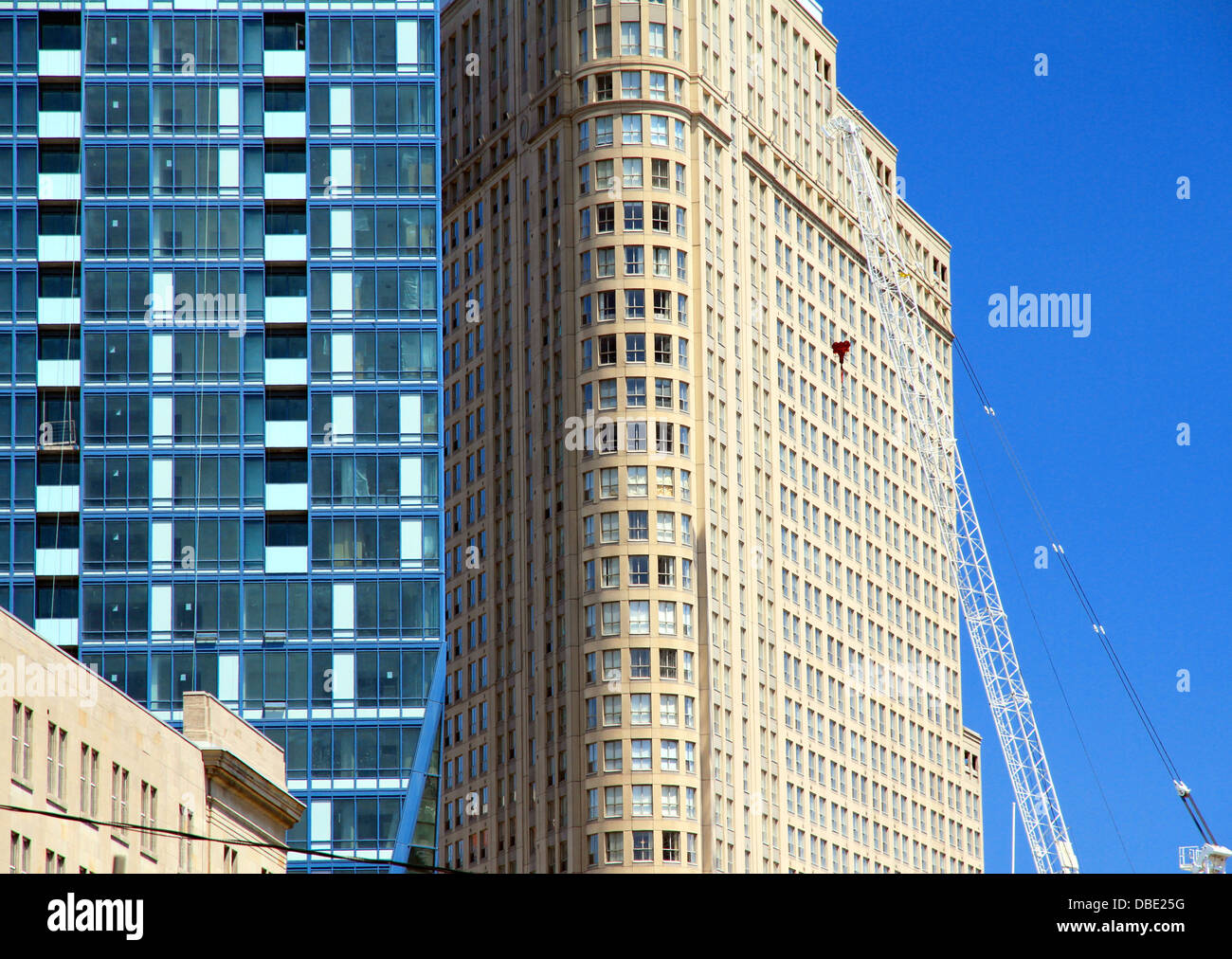 Kontrastreiche Architektur vor blauem Himmel in Toronto, Kanada Stockfoto