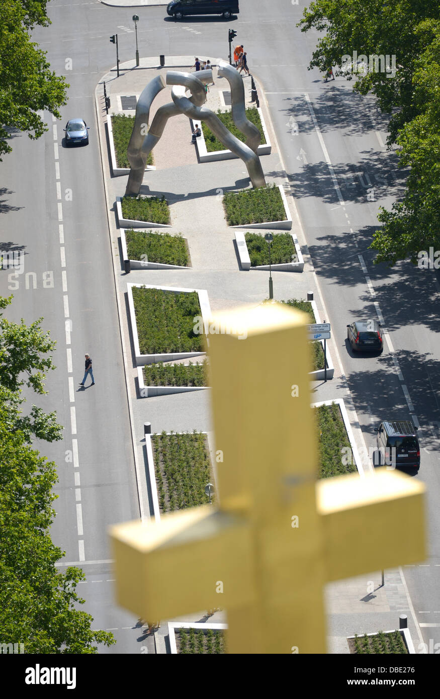 Die neu gestaltete Tauentzienstraße (Straße) ist sichtbar hinter dem Kreuz des Kaiser-Wilhelm-Gedächtniskirche Tower City-West in Berlin, Deutschland, 24. Juli 2013. Foto: Rainer Jensen Stockfoto