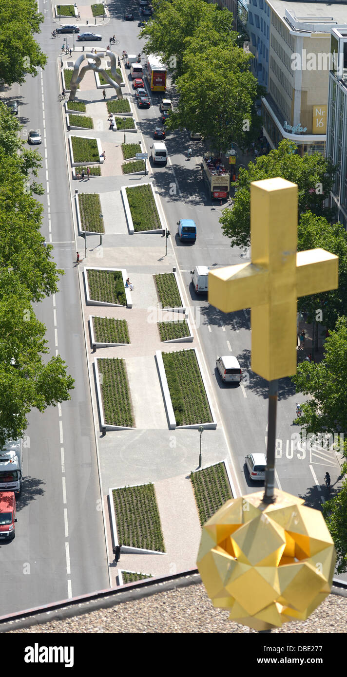 Die neu gestaltete Tauentzienstraße (Straße) ist sichtbar hinter dem Kreuz des Kaiser-Wilhelm-Gedächtniskirche Tower City-West in Berlin, Deutschland, 24. Juli 2013. Foto: Rainer Jensen Stockfoto