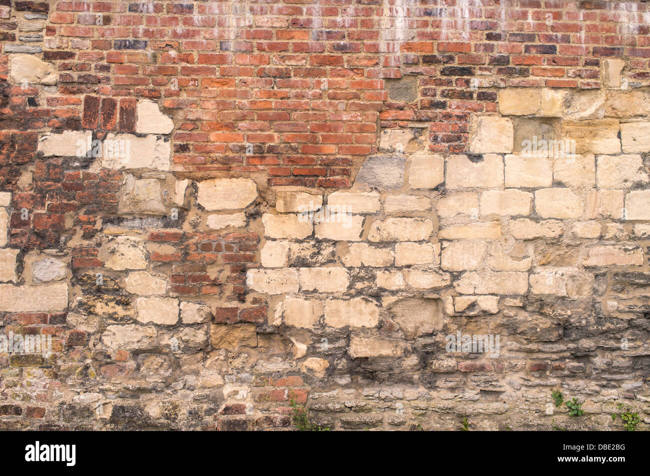 Alten außen Ziegel und Stein Wand mit zahlreichen gepatchte Ergänzungen über die Jahrhunderte, England, UK Stockfoto