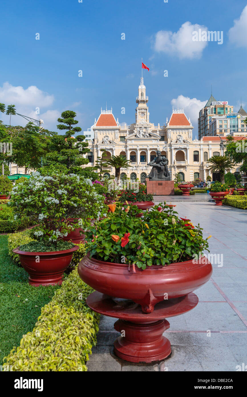 Das Rathaus und die Gärten in Saigon, Ho-Chi-Minh-Stadt, Vietnam, Asien. Stockfoto