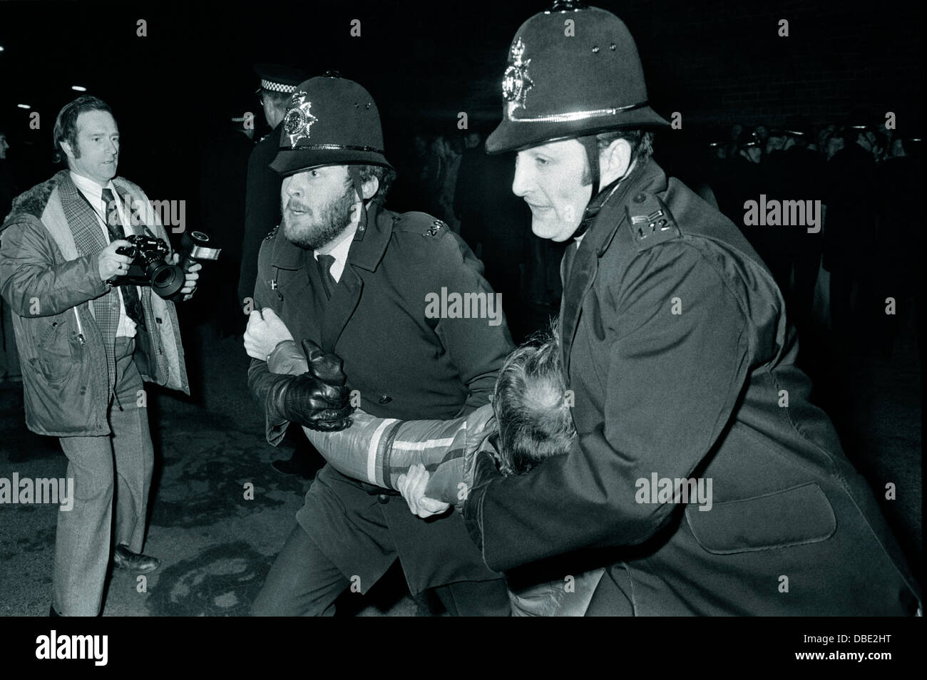 Polizei verhaftet eine markante Mahnwache am Hadfields private in Sheffield während 1980 National Steel Strike Stahlwerk Stockfoto