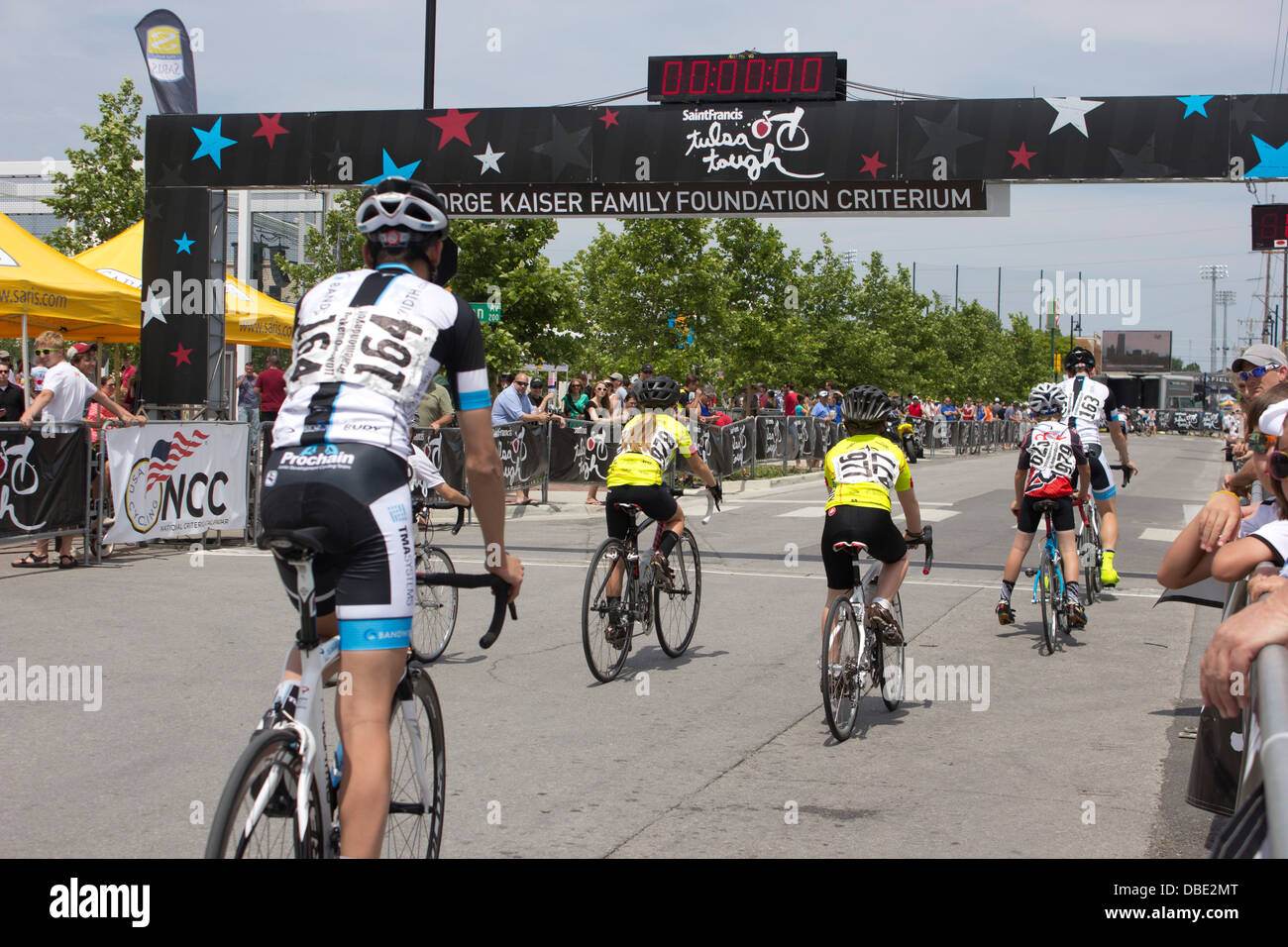 "Tulsa hart" Bike-Rennen in die Brady-Viertel der Stadt Tulsa, OK.  Juni 2013. Stockfoto