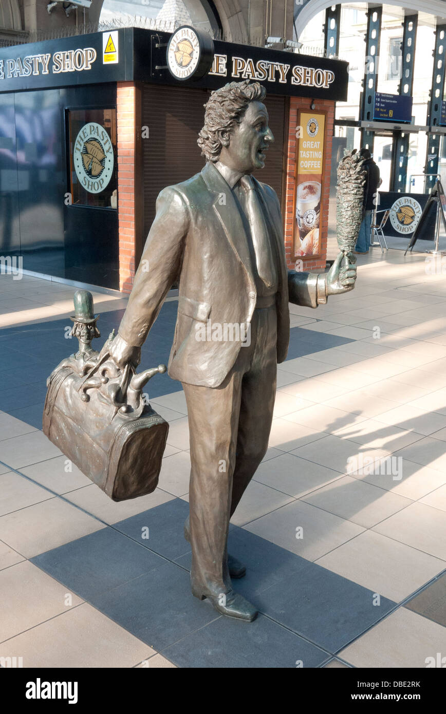 Skulpturen des Bildhauers Tom Murphy bei der Kalk Bahnhof Liverpool Street, Entertainer und Komiker Ken Dodd Stockfoto