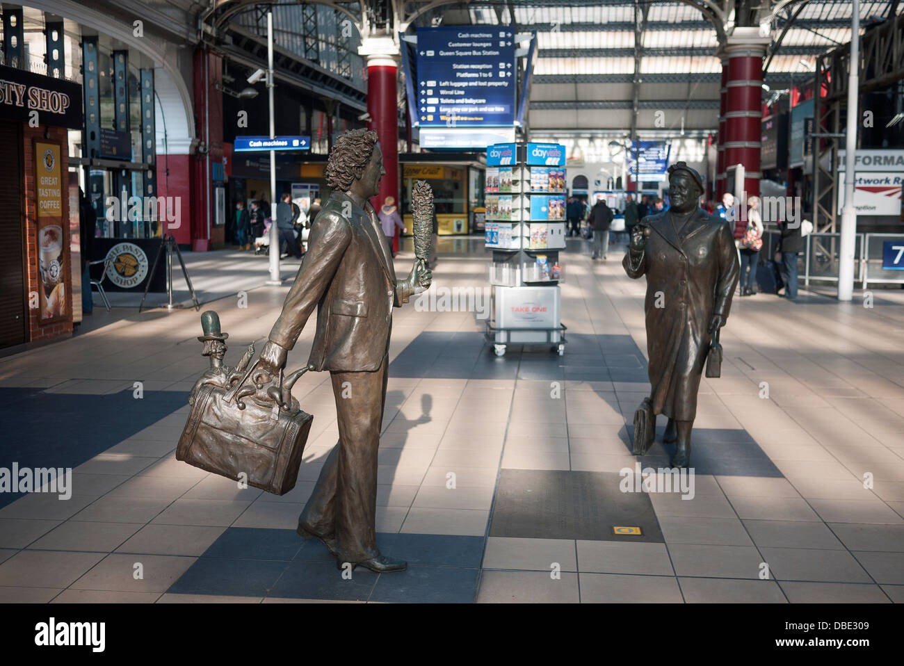 Skulpturen des Bildhauers Tom Murphy bei Liverpool Lime Street Railway Station, der Entertainer Ken Dodd und Bessie Braddock MP Stockfoto