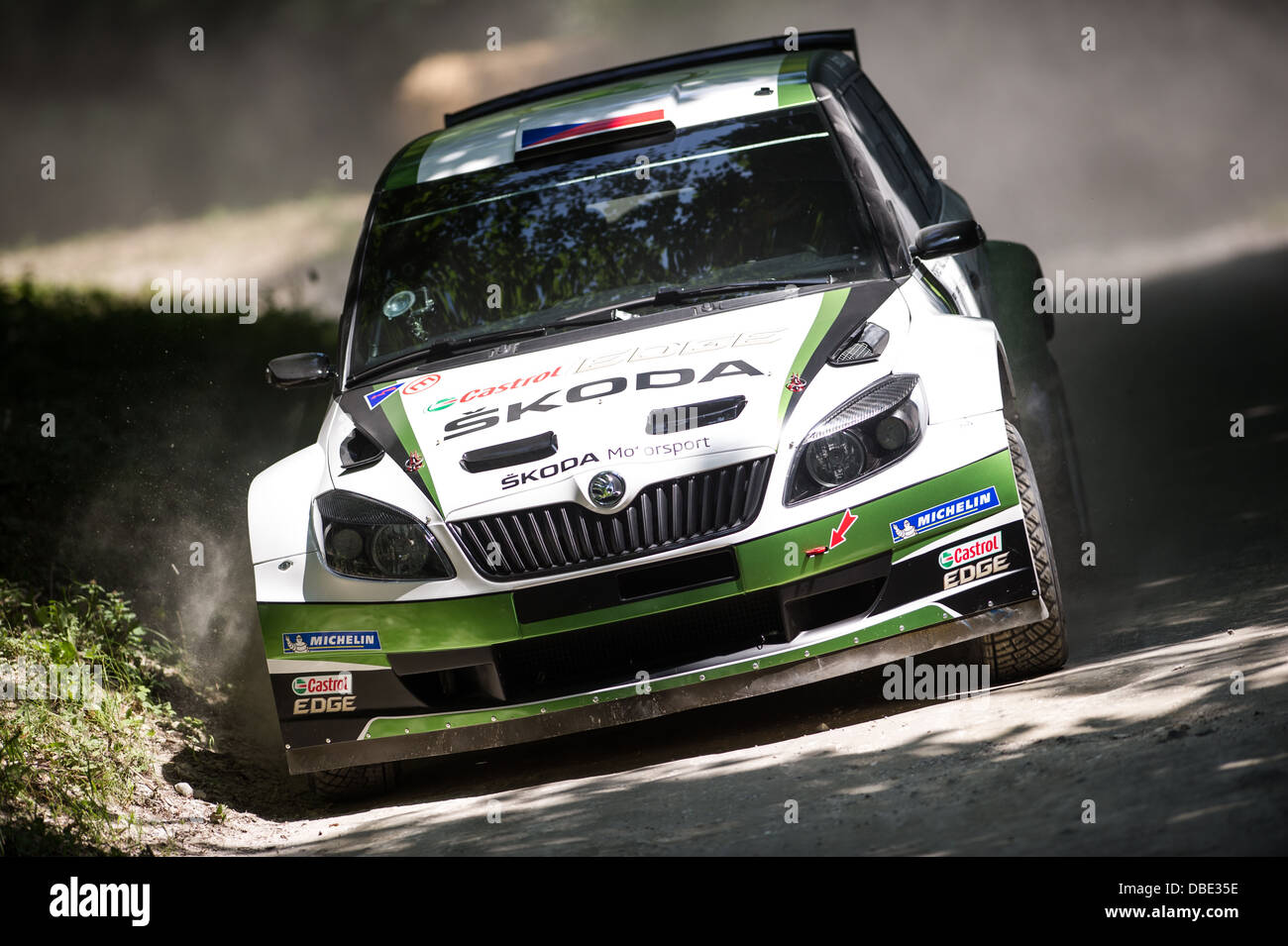 Chichester, UK - Juli 2013: Skoda Fabia S2000 in Aktion auf der Rallye-Bühne auf dem Goodwood Festival of Speed am 13. Juli 2013. Stockfoto