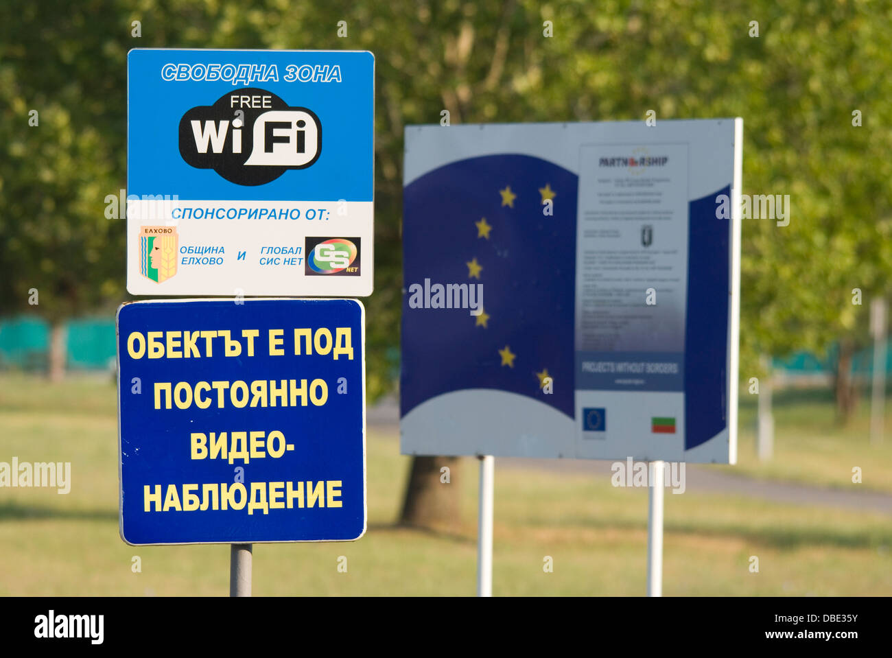 Aufsteller in einem bulgarischen Landschaftspark, gesponsert von der Europäischen union Stockfoto