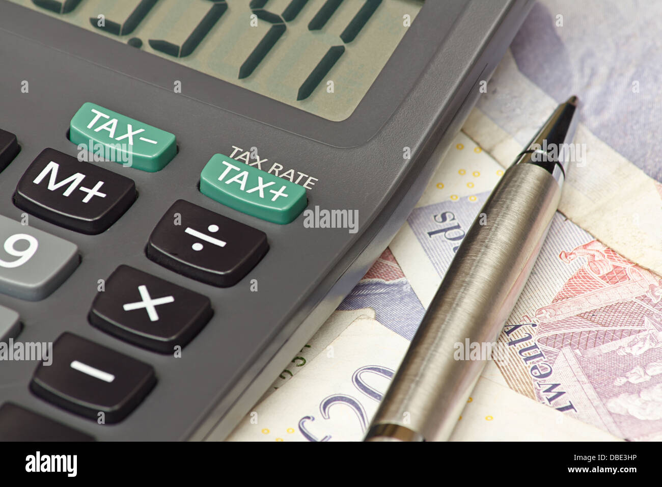Taschenrechner und Kugelschreiber als Symbol für Vollendung Ihrer persönlichen Steuererklärung für das Finanzamt Service oder IRS Stockfoto