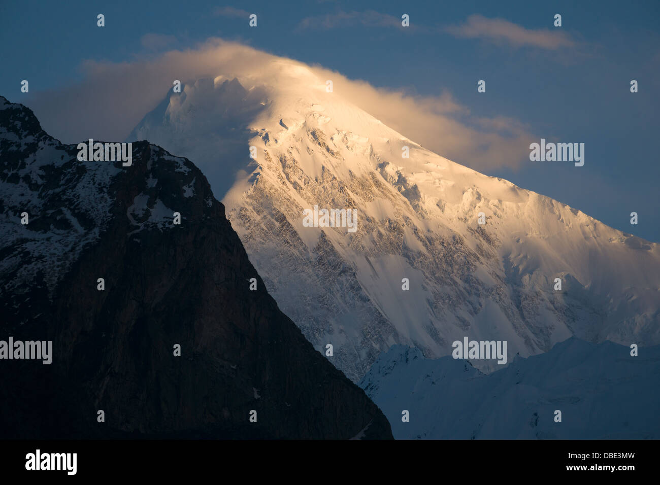 Diran Peak gesehen aus Karimabad bei Sonnenuntergang, Hunza-Tal, Gilgit-Baltistan, Pakistan Stockfoto