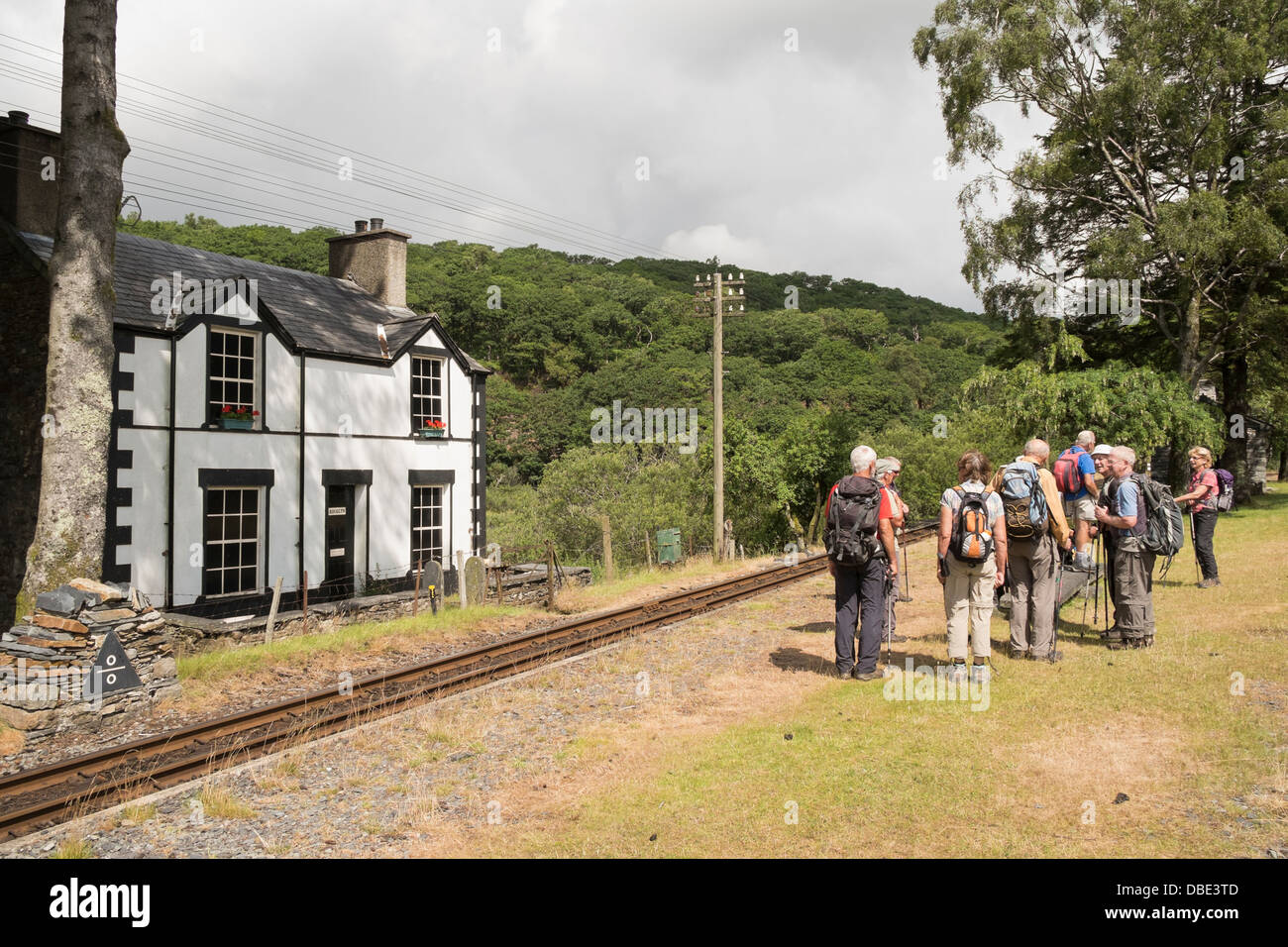 Gruppe der Wanderer warten bei Dduallt Station auf der Bahn wieder in Snowdonia-Nationalpark, North Wales, UK, Großbritannien Stockfoto