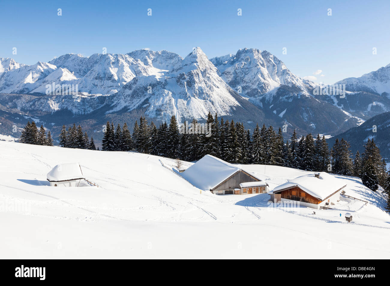 Österreich, Tirol, Ehrwald. Der Tuftel-Alm (Alpe) und das Mieminger Gebirge im Winter mit viel Schnee. Stockfoto
