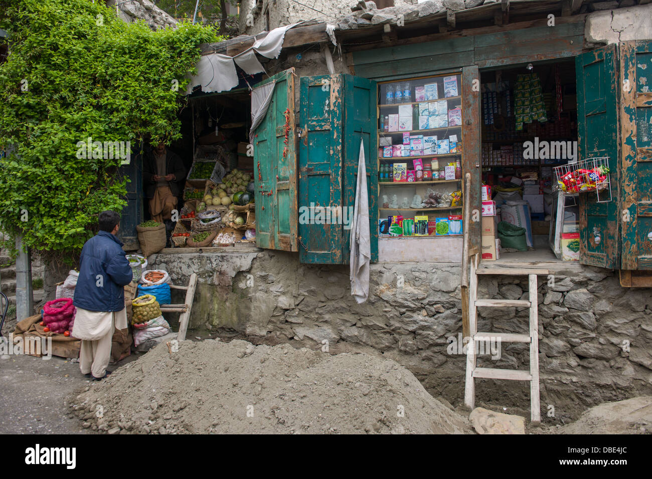 Traditionelle Geschäfte auf dem Weg zur Festung, Karimabad, Hunza-Tal, Gilgit-Baltistan, Pakistan Stockfoto