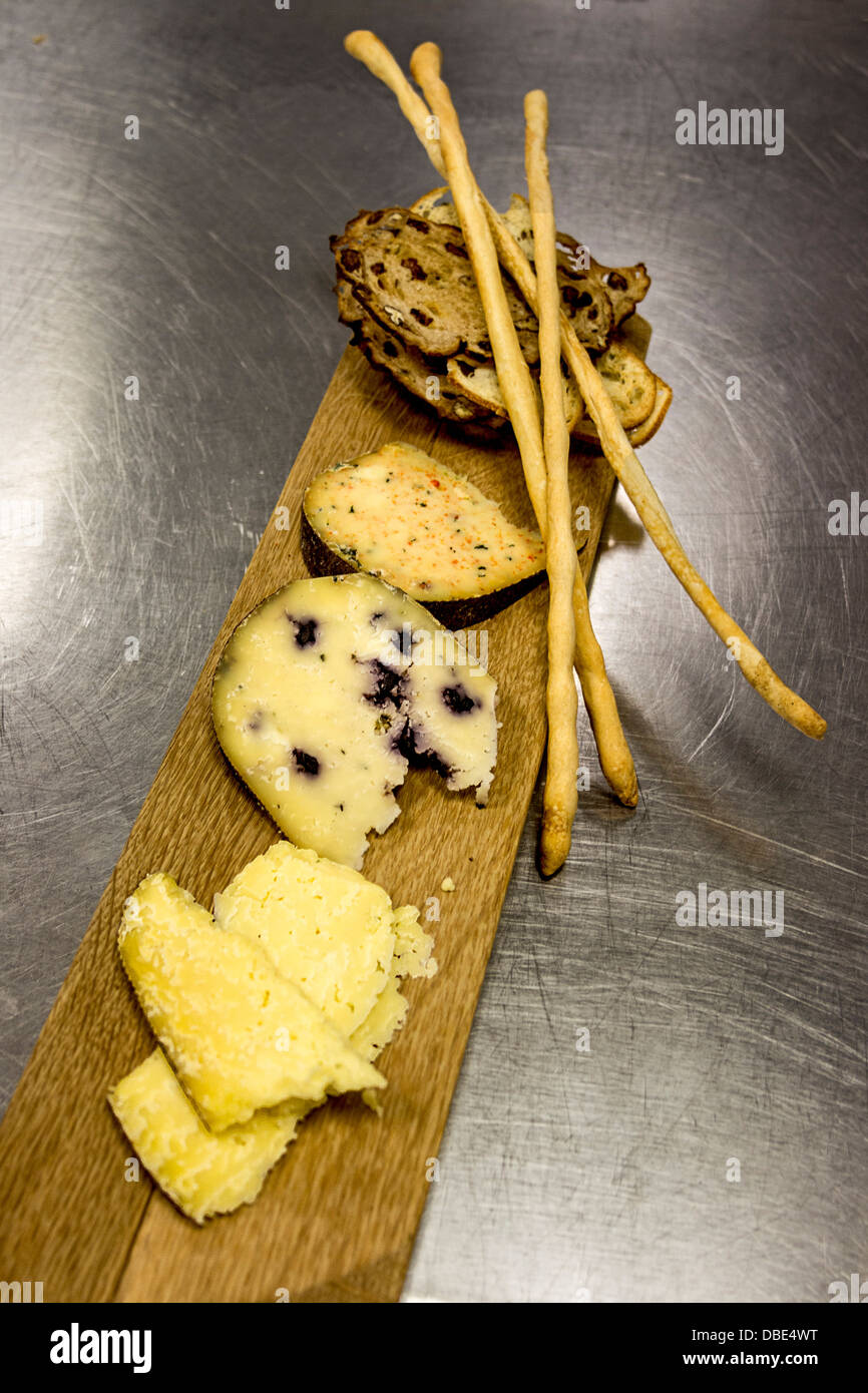 Sortieren von Rosmarin Crostini (dünne geröstetes Brot) und Rosinen/Haselnuss Crostini Brot handgerollt Brot-Sticks auf einem Brett zusammen mit Stockfoto