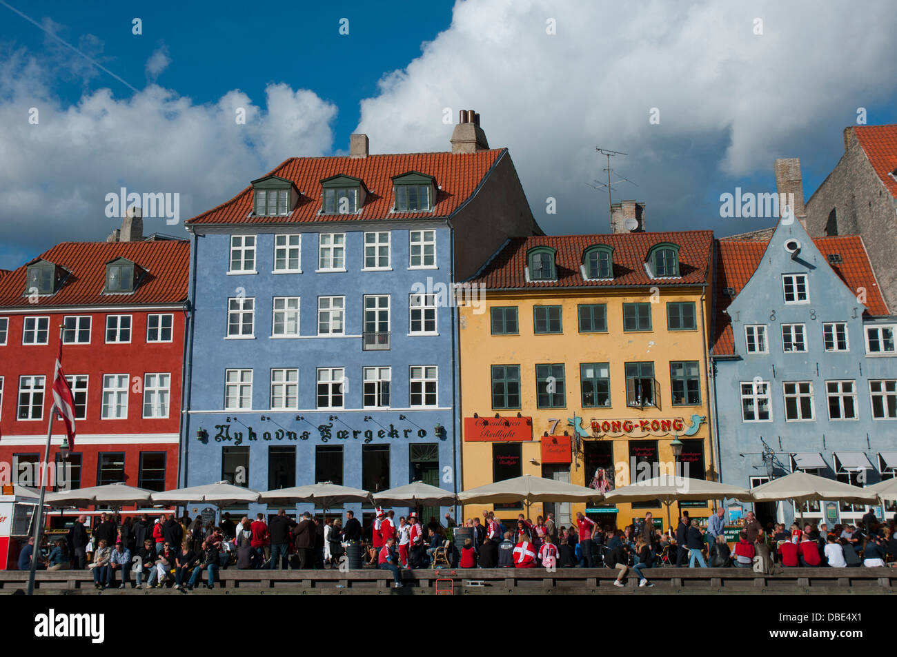 Dänemark. Kopenhagen. Indre durch. Nyhavn. Menschenmengen versammelten sich in den Cafés und Restaurants am Wasser entlang. Stockfoto