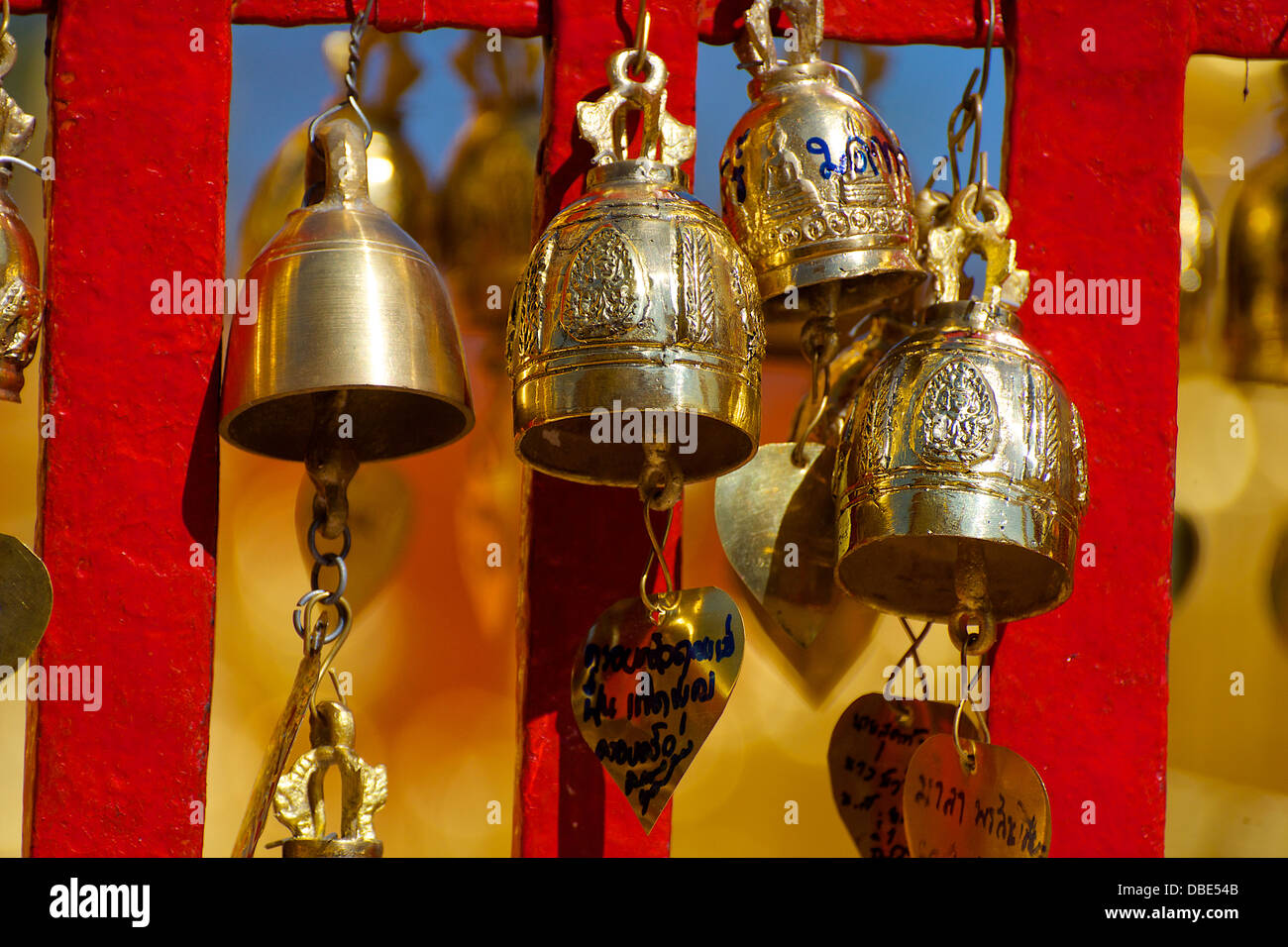 Gebet-Glocken an Wat Phrathat Doi Suthep Tempel in der Nähe von Chiang Mai, Thailand Stockfoto