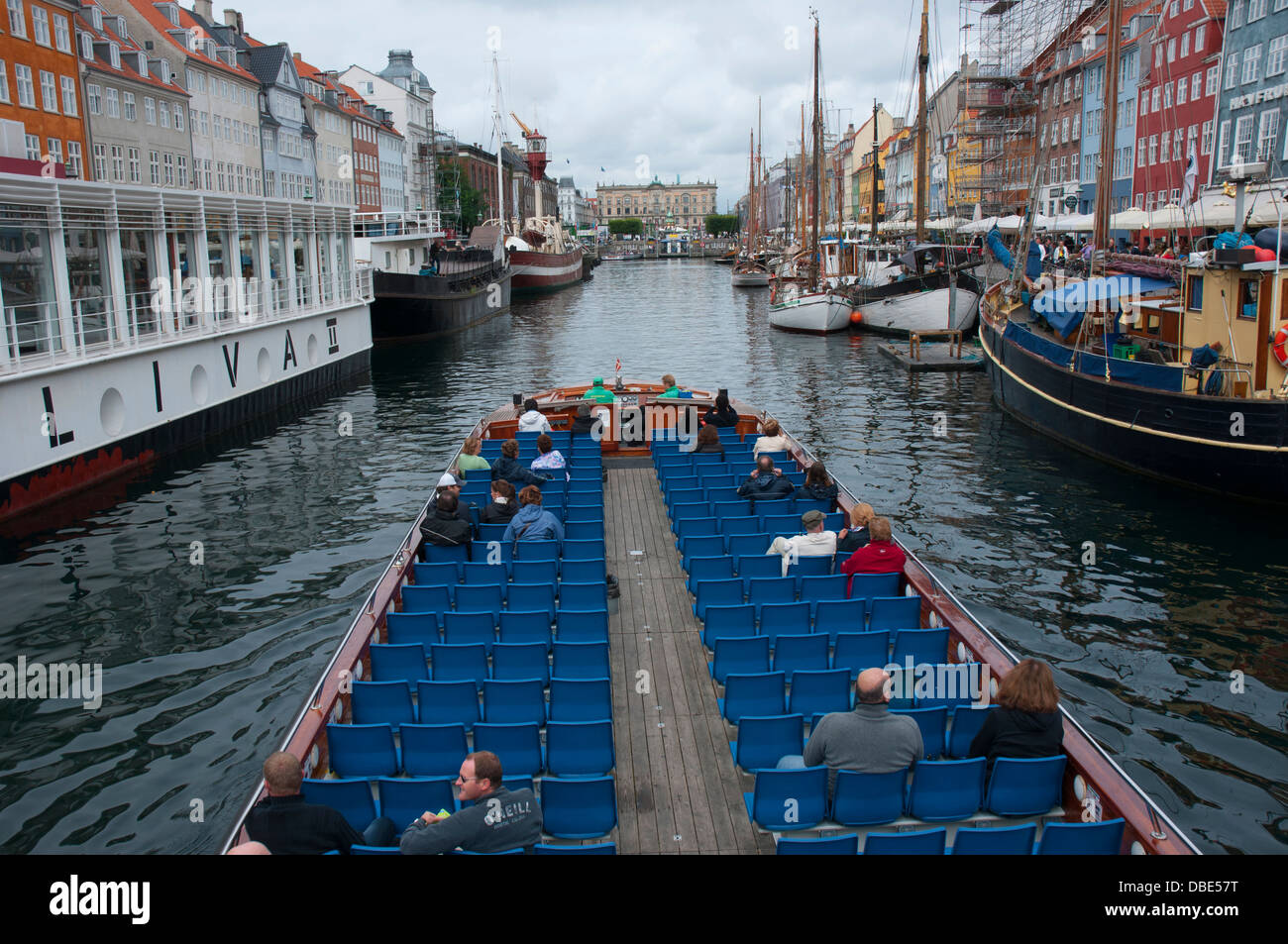 Dänemark. Kopenhagen. Nyhavn. Sightseeing-Boote fahren von Nyhavn. Stockfoto