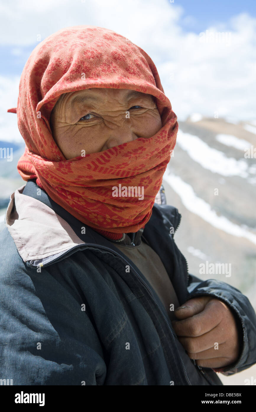 Weibliche Arbeiter mit einem Schal bedeckt ihr Gesicht Arbeit an einer Straße-Bande auf der Manali-Leh Highway, (Ladakh) Jammu & Kaschmir, Indien Stockfoto