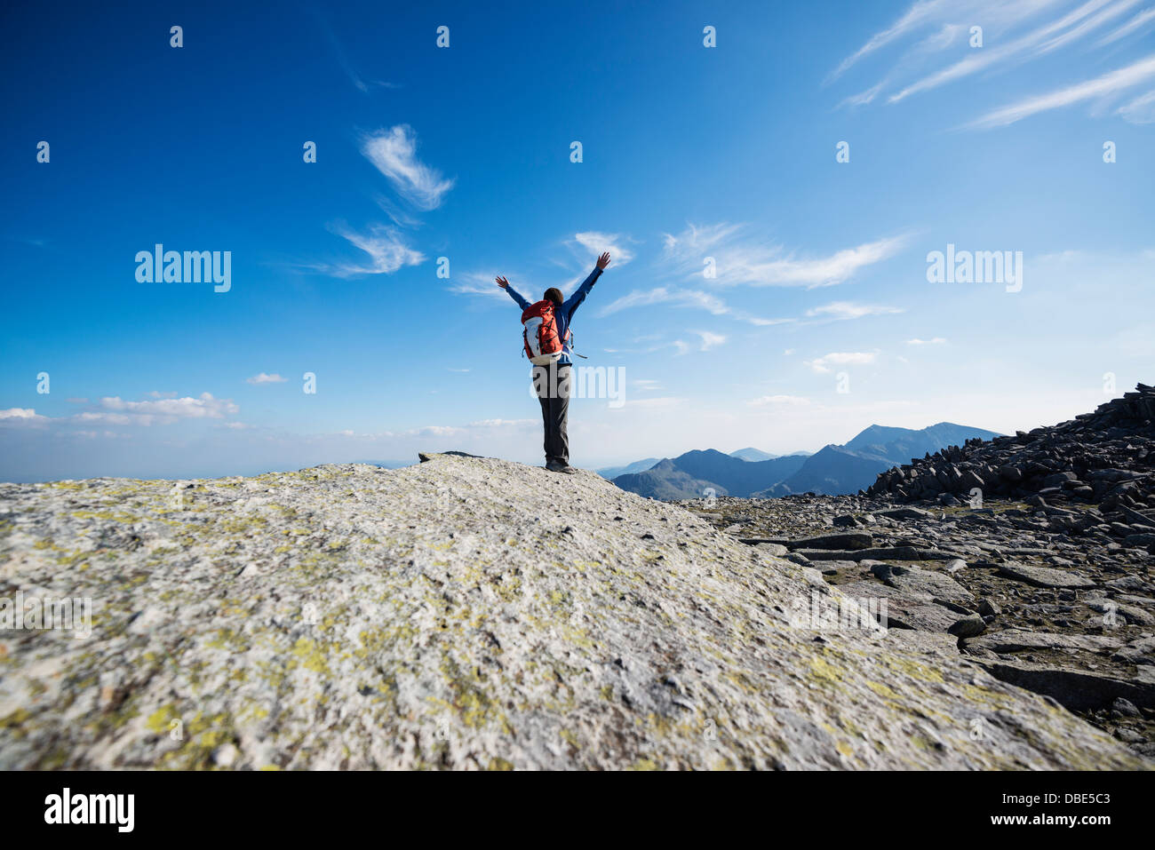 Weibliche Wanderer auf Freischwinger Stein, Glyder Fach, Snowdonia-Nationalpark, Wales Stockfoto