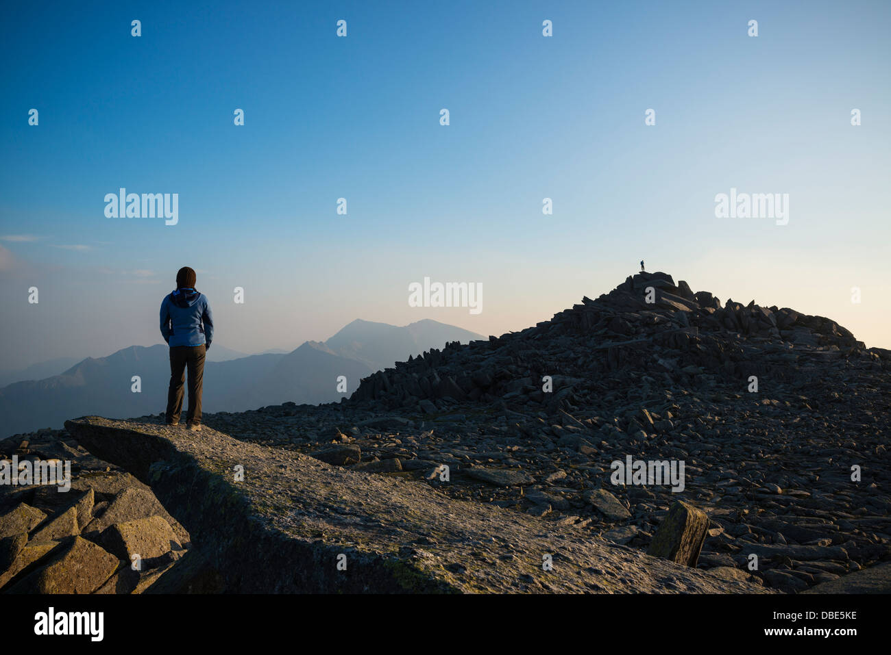 Weibliche Wanderer auf Freischwinger Stein, Glyder Fach, Snowdonia-Nationalpark, Wales Stockfoto