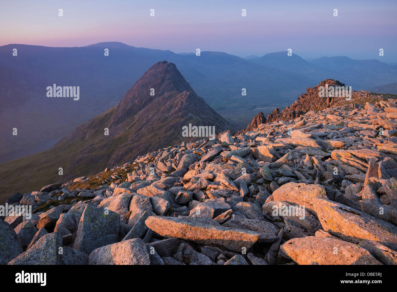 Sonnenuntergang über Tryfan vom Gipfel der Glyder Fach, Snowdonia-Nationalpark, Wales Stockfoto