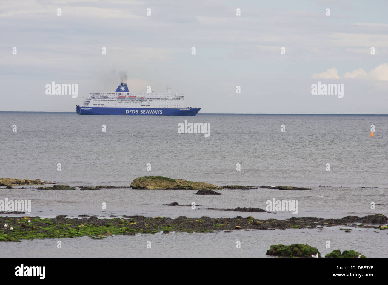 DFDS Seaways Kreuzfahrtfähre voller Passagiere Anzeigen der Airshow von den Decks ist sichtbar auf den Ozean, Strand Roker, Sunderland Stockfoto