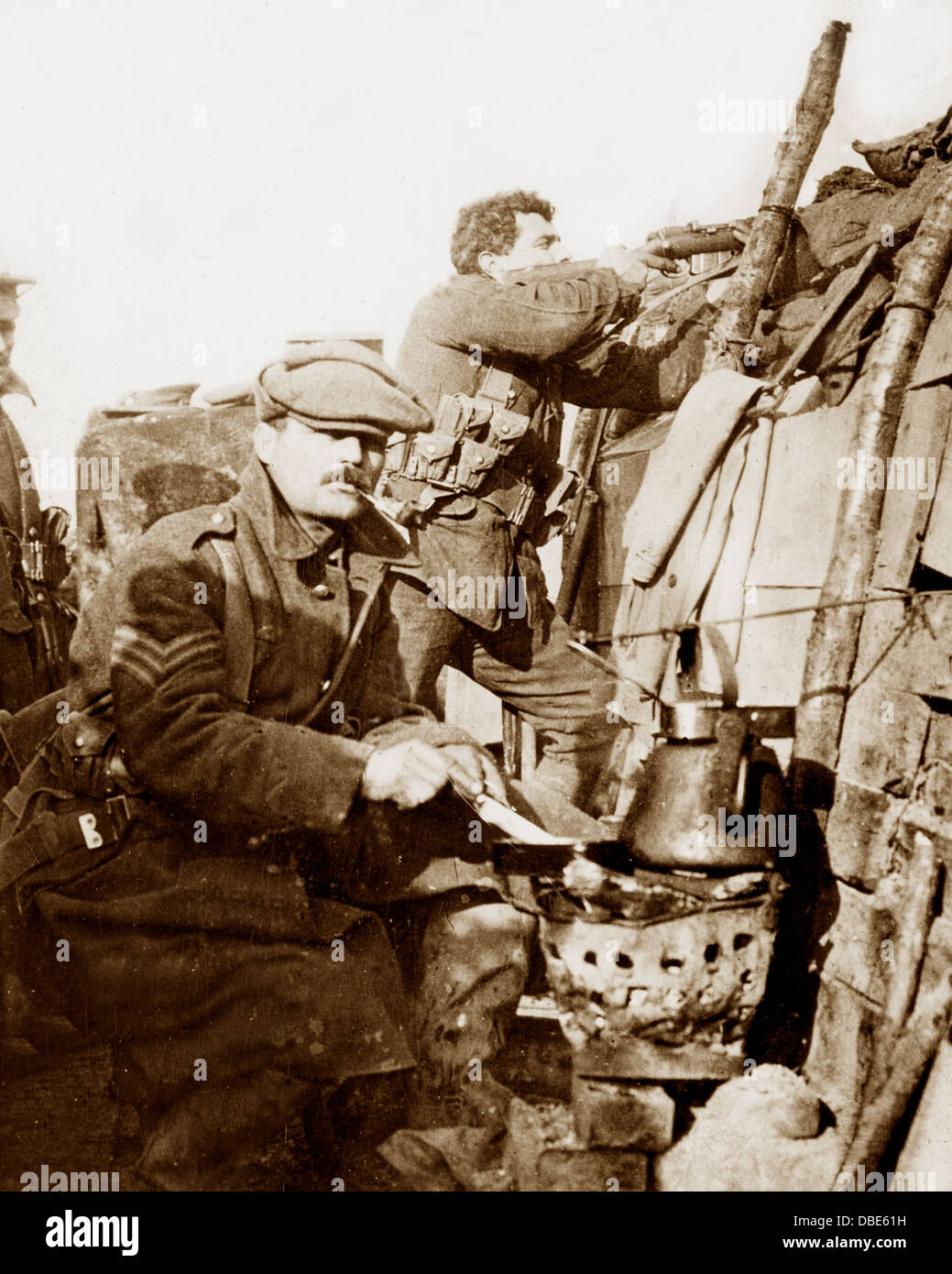 Britische Soldaten in einem WW1-Graben Stockfoto
