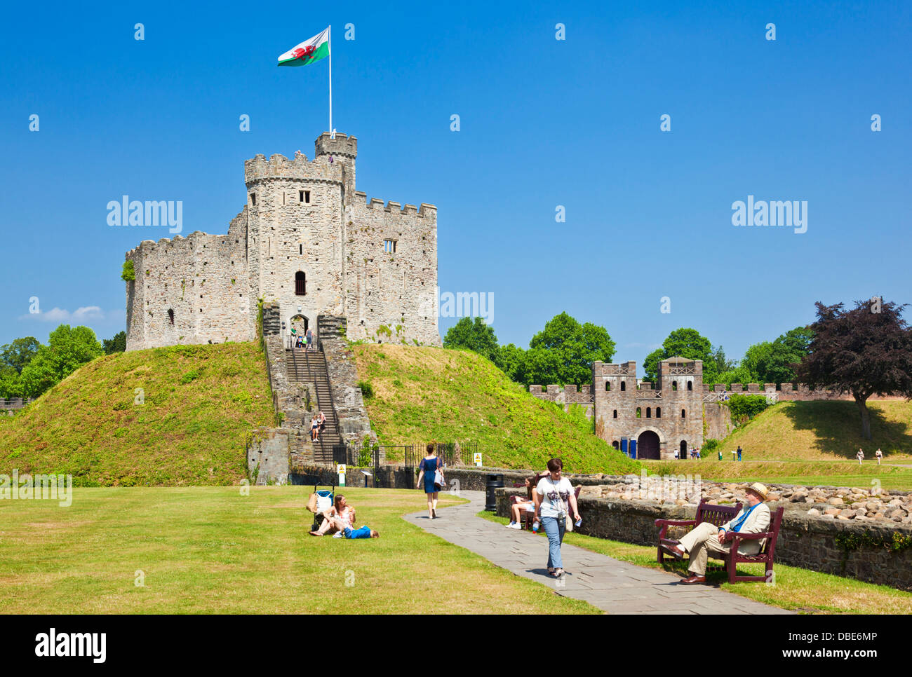 innen halten das Gelände des Cardiff Castle mit der Norman Cardiff South Glamorgan Wales Großbritannien GB EU Europa Stockfoto