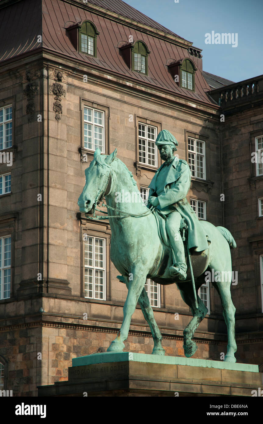 Reiterstatue von christian ix -Fotos und -Bildmaterial in hoher ...