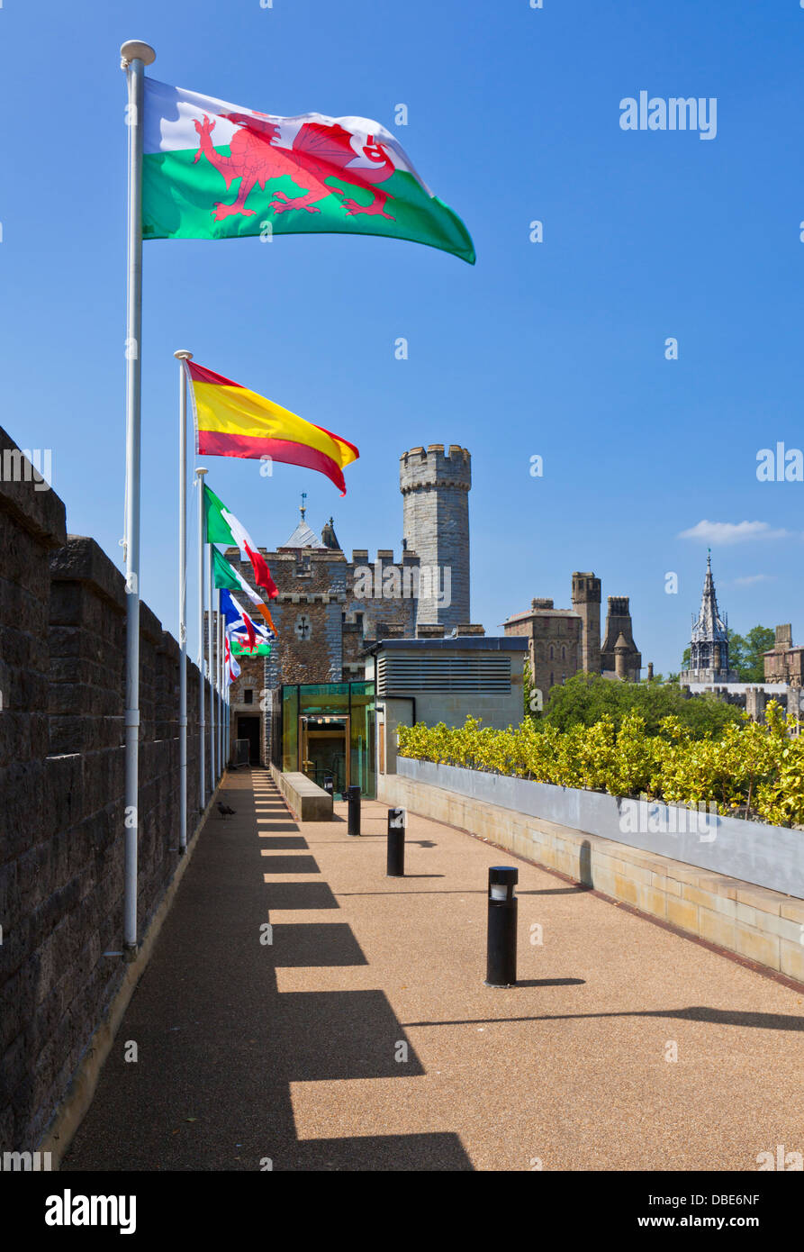 Cardiff Castle Zinnen mit Flaggen über dem Süden Tor Cardiff South Glamorgan Wales Großbritannien GB EU Europa Stockfoto