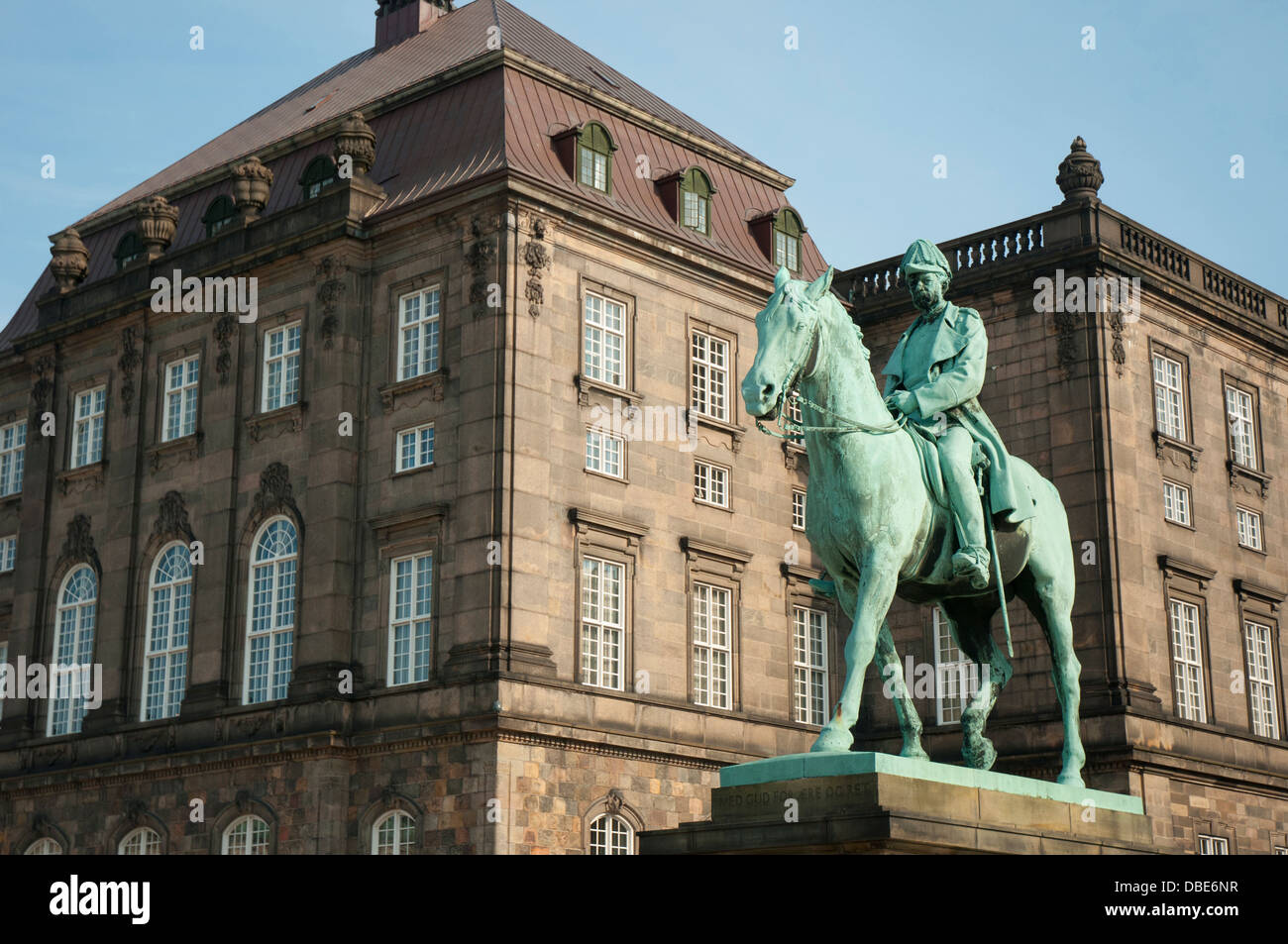 Dänemark. Kopenhagen. Slotsholmen. Schloss Christiansborg. Statue von König Christian IX. Stockfoto