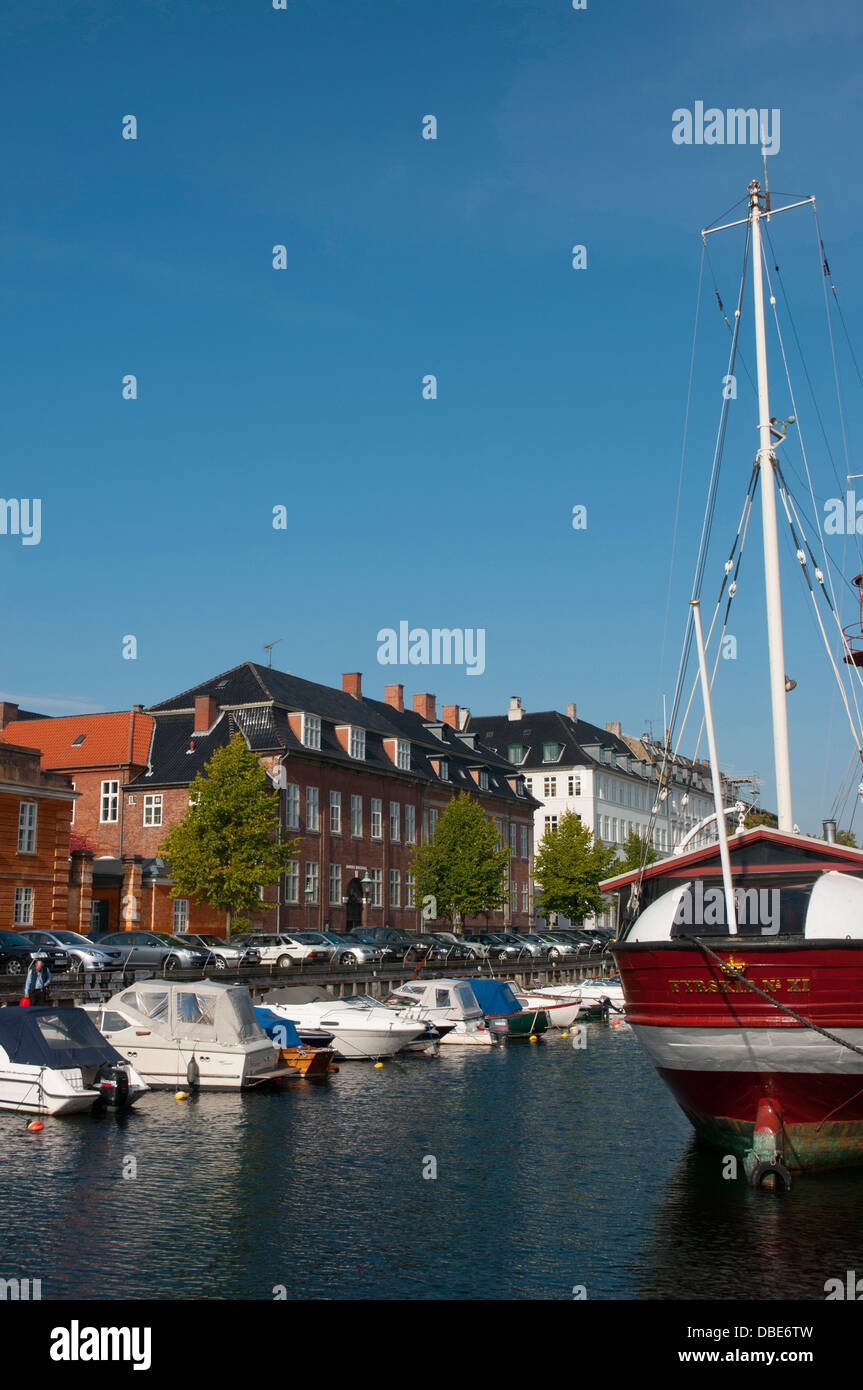 Dänemark. Kopenhagen. Slotsholmen. Boote am Kanal entlang. Stockfoto