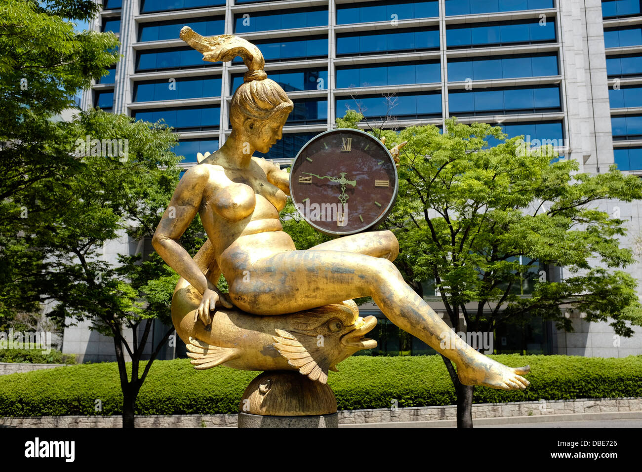 Statue und die Uhr zeigt die Zeit von Erdbeben von Kobe 1995, Higashi-Yuenchi Park, Kobe Japan Stockfoto