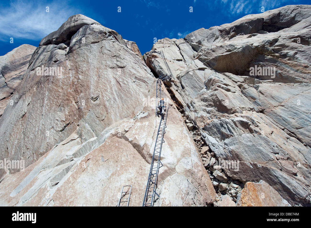 Leitern auf einer Felswand über dem Mer de Glace, Mont-Blanc-Massiv, Chamonix, Frankreich, Europa (MR) Stockfoto