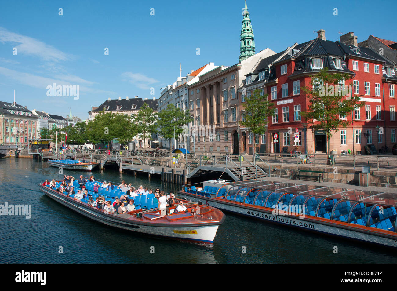 Dänemark. Kopenhagen. Slotsholmen. Ausflugsschiff auf dem Fredericksholm Kanal. Stockfoto