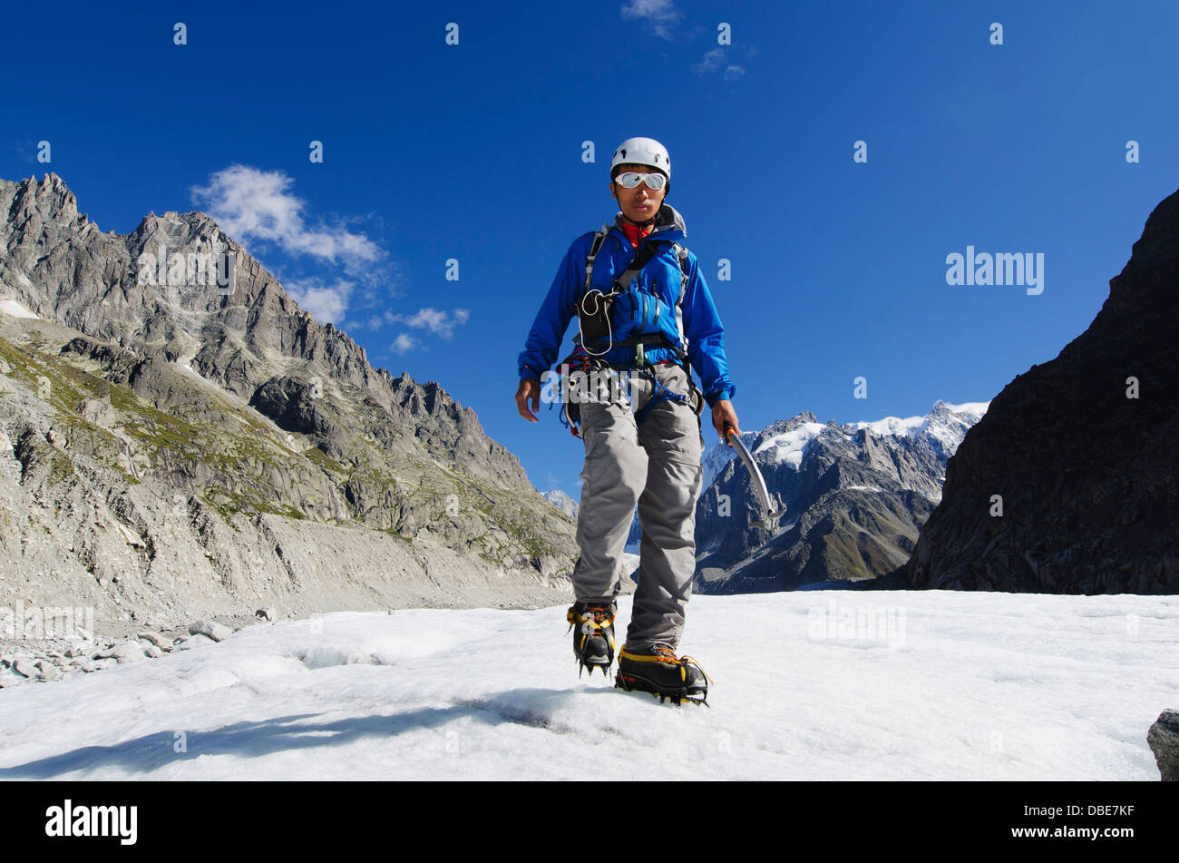 Europa, Frankreich, Französische Alpen, Haute-Savoie, Chamonix, Kletterer am Gletscher Mer de Glace (MR) Stockfoto