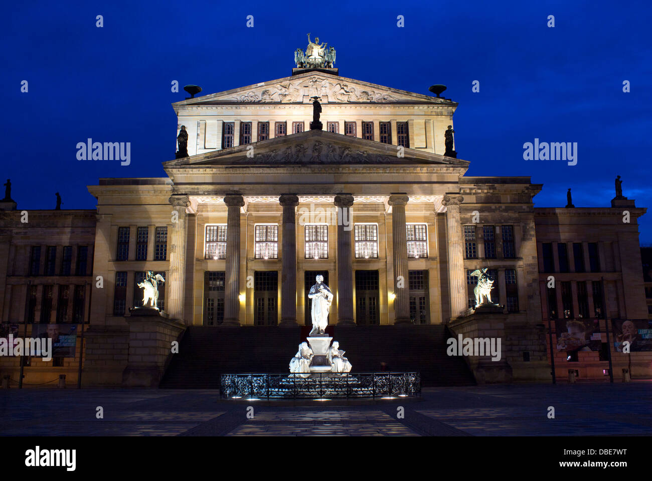 Schiller Denkmal und Konzerthaus in der Dämmerung / Dämmerung / Nacht Gendarmenmarkt Mitte Berlin Deutschland Stockfoto