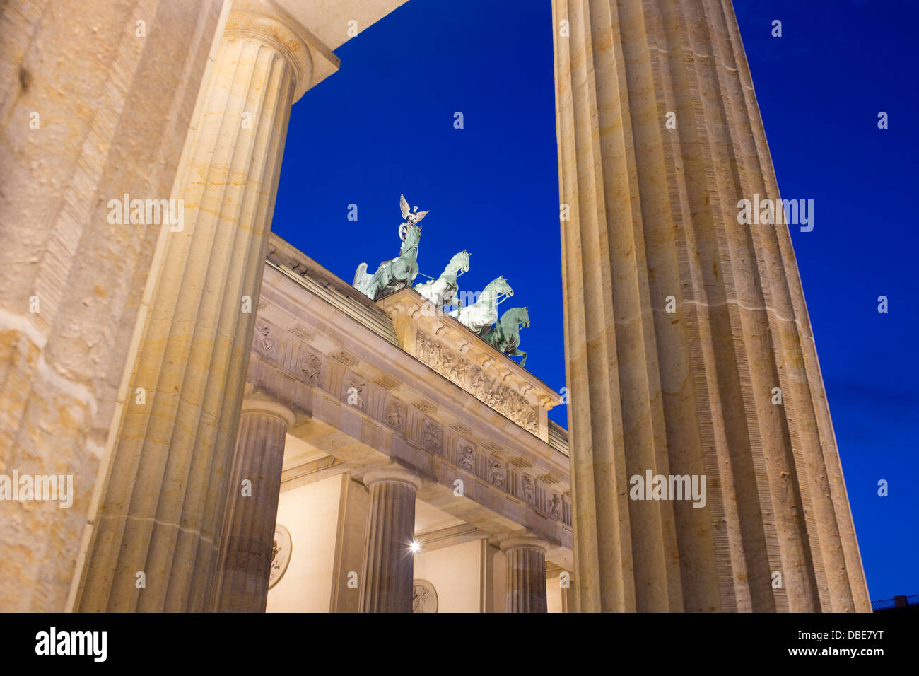 Brandenburger Tor Brandenburger Tor in der Dämmerung / Dämmerung / Nacht Ansicht durch Seite Säulen Pariser Platz Mitte Berlin Deutschland Stockfoto
