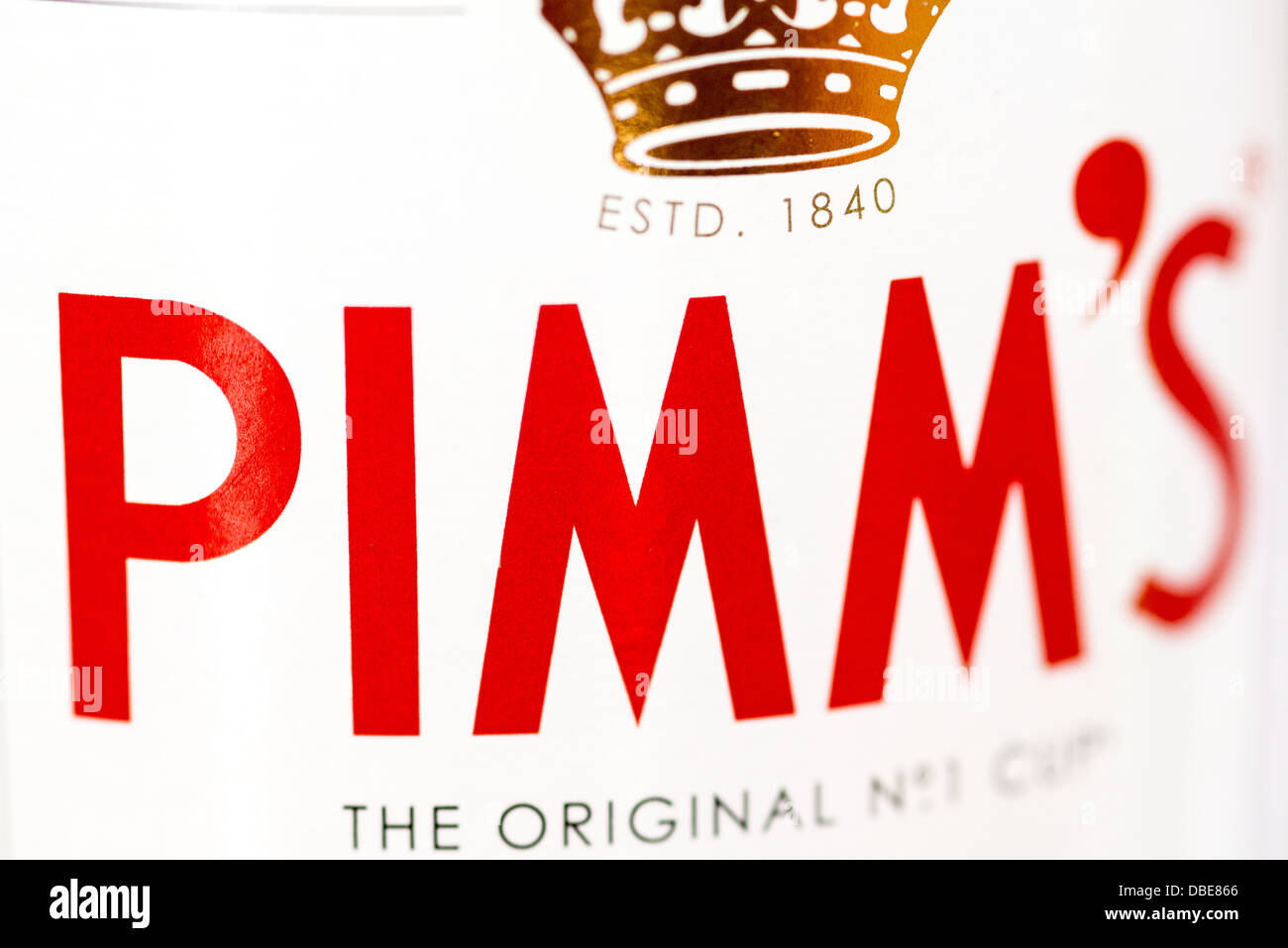 LONDON, UK - Eine Nahaufnahme der Etikett auf einer Flasche Pimm's, einem  berühmten Gin-basierte Englisch Geist mit einem proprietären Mischung aus  Aroma Zutaten Stockfotografie - Alamy