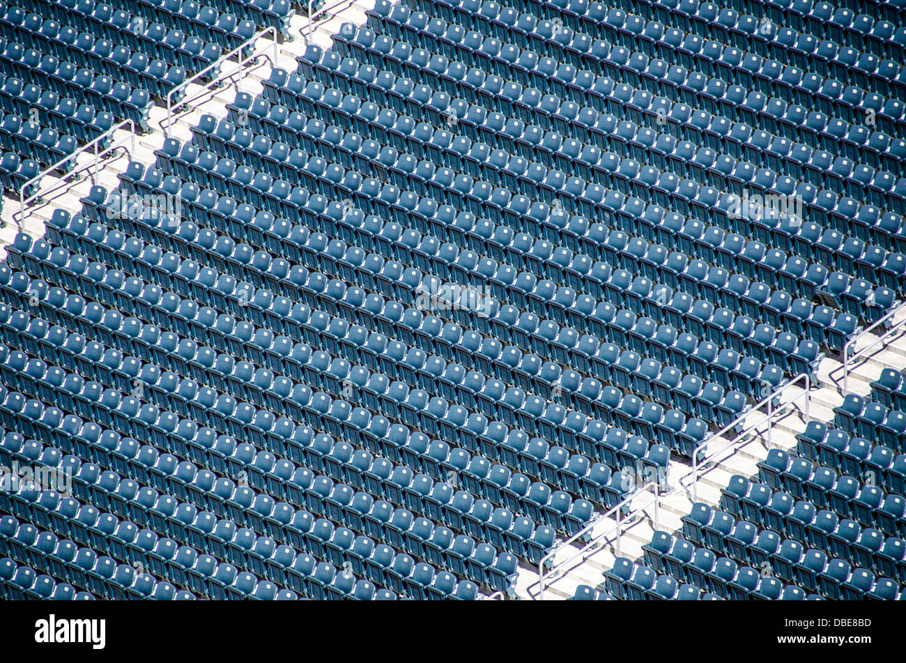 Footballstadion Leere Seating United States // UNITED STATES - ein leeres Profi-Fußballstadion zeigt sein unberührtes Spielfeld mit sorgfältig gepflegtem Gras und markanten Torpfosten mit ihren markanten Querbalken. Die freien Sitzplätze im Stadion ragen im Hintergrund hervor und schaffen eine Atmosphäre der Vorfreude auf das Brüllen der Menge und die Spannung des Spieltages. Stockfoto