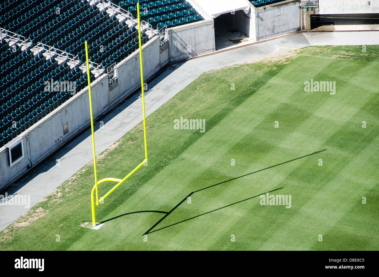 Footballstadion Goal Posts Leere Sitzplätze Vereinigte Staaten // VEREINIGTE STAATEN - ein leeres Profi-Fußballstadion zeigt sein unberührtes Spielfeld mit sorgfältig gepflegtem Gras und markanten Torpfosten mit ihren markanten Querbalken. Die freien Sitzplätze im Stadion ragen im Hintergrund hervor und schaffen eine Atmosphäre der Vorfreude auf das Brüllen der Menge und die Spannung des Spieltages. Stockfoto