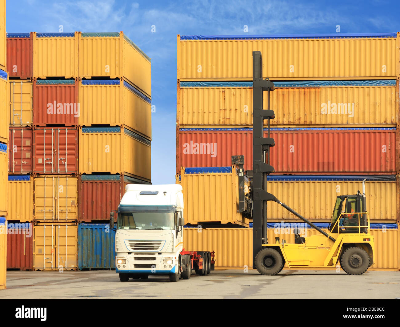 Gabelstapler und LKW mit Containern Stockfoto