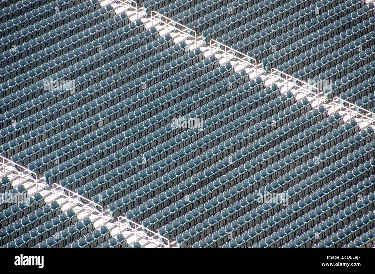 Footballstadion Leere Seating United States // UNITED STATES - ein leeres Profi-Fußballstadion zeigt sein unberührtes Spielfeld mit sorgfältig gepflegtem Gras und markanten Torpfosten mit ihren markanten Querbalken. Die freien Sitzplätze im Stadion ragen im Hintergrund hervor und schaffen eine Atmosphäre der Vorfreude auf das Brüllen der Menge und die Spannung des Spieltages. Stockfoto